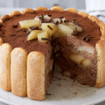 Charlotte poire chocolat maison avec biscuits à la cuillère, mousse au chocolat et morceaux de poires fondantes